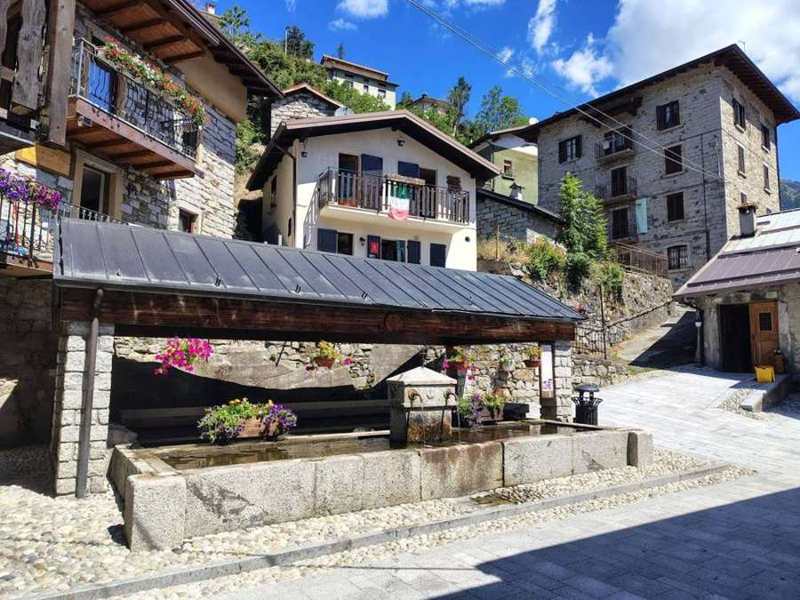 Saviore dell’Adamello: il lavatoio al centro del borgo, con i fiori sui balconi