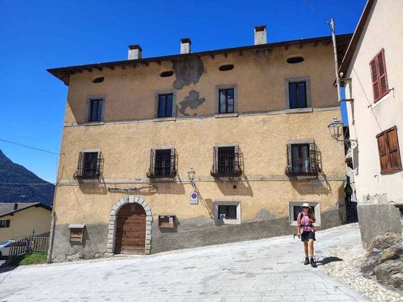 Saviore dell’Adamello: la piazzetta con l’oratorio Paolo VI