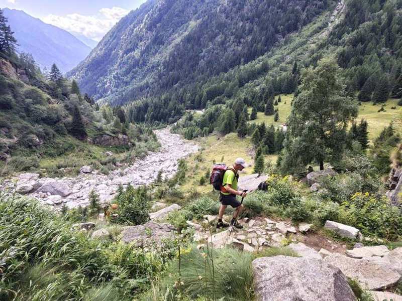 Lo sguardo torna verso la valle e il torrente