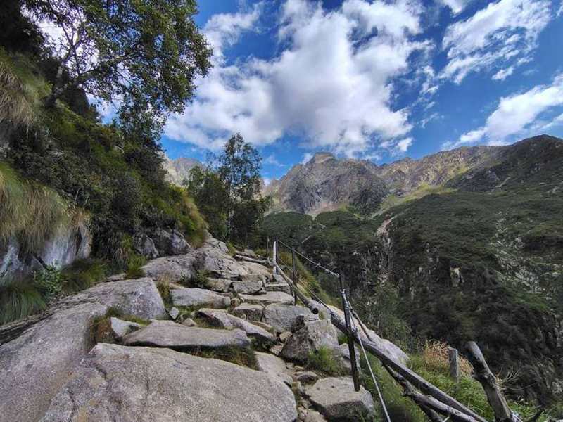 Gradoni di granito con corrimano e cavo sopra il vallone