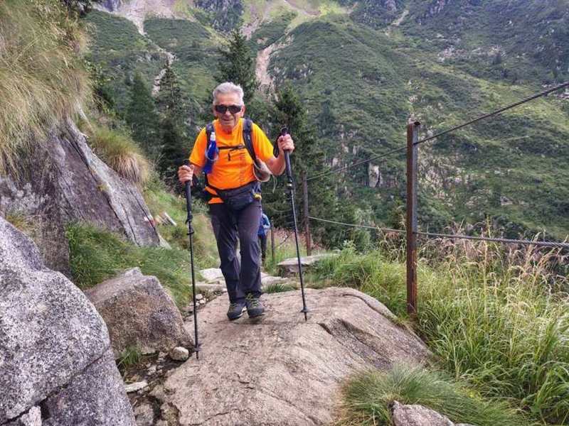 Passo sicuro sulla roccia, bastoncini in mano