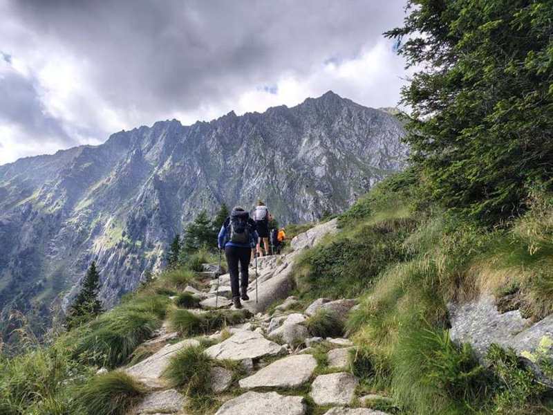 Il sentiero sale verso le creste