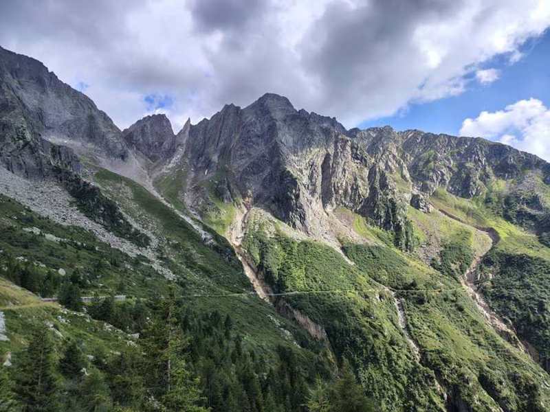 Le creste dell’alta valle, con il ponte sospeso più in basso