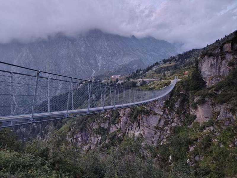 La sera al rifugio: il ponte sospeso tra le nuvole