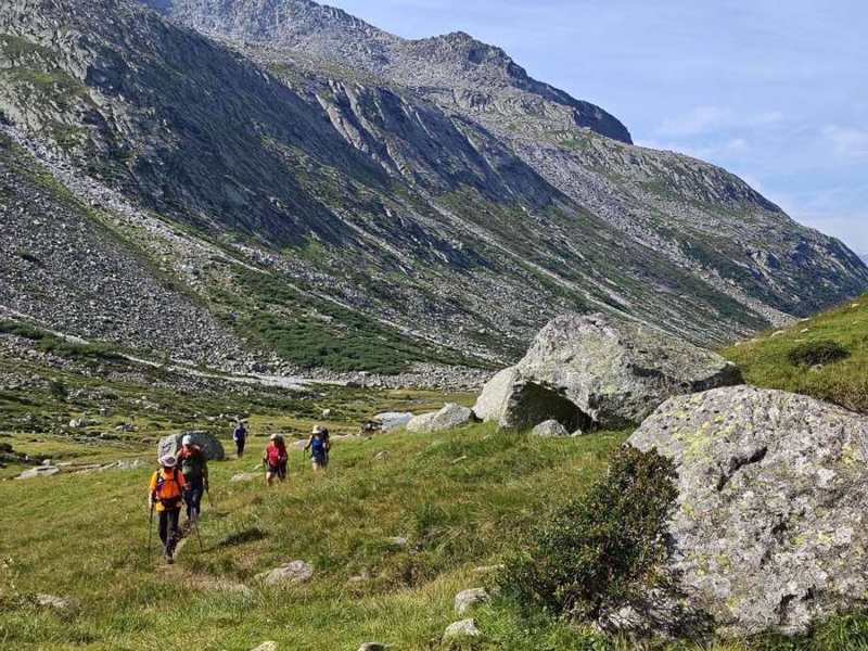 Si prosegue nella valle, tra pascoli e grandi massi