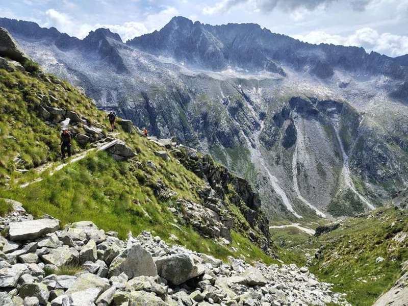 Il sentiero taglia il pendio sopra la valle