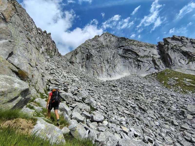 Verso il passo, sul ghiaione sotto le pareti di granito