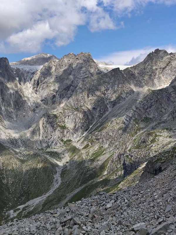 Tra le cime si intravede il ghiacciaio