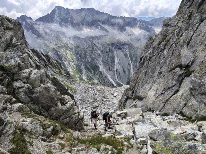 Il canalone di roccia, con la valle sullo sfondo