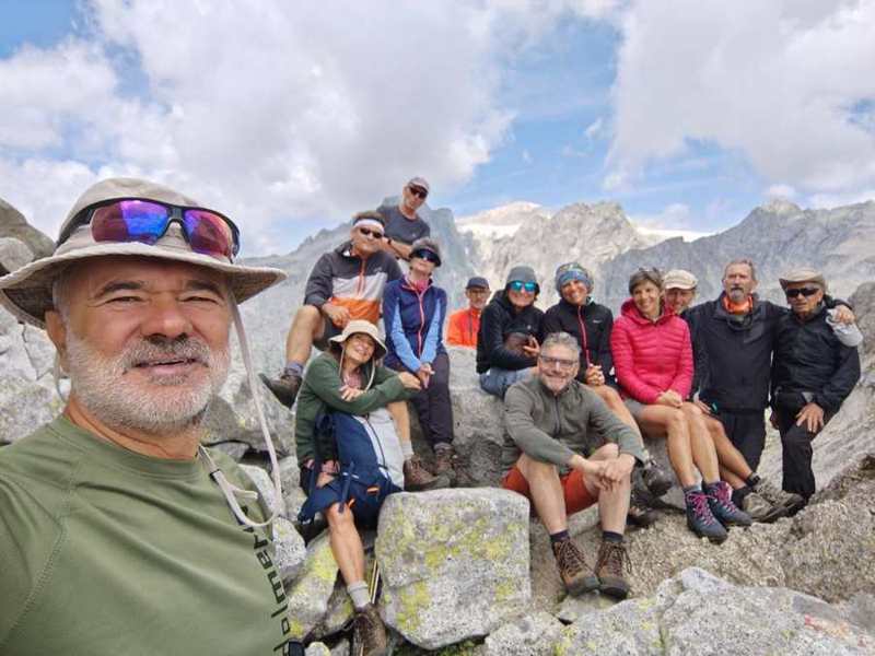Foto di gruppo con il ghiacciaio alle spalle