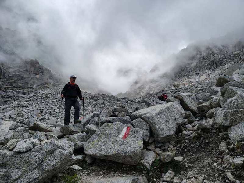 La nebbia sul sentiero, con i segnavia rosso e bianchi