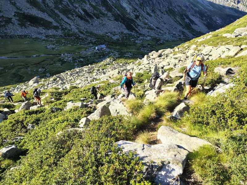 Si lascia il Rifugio Prudenzini, ancora in vista in fondo alla valle