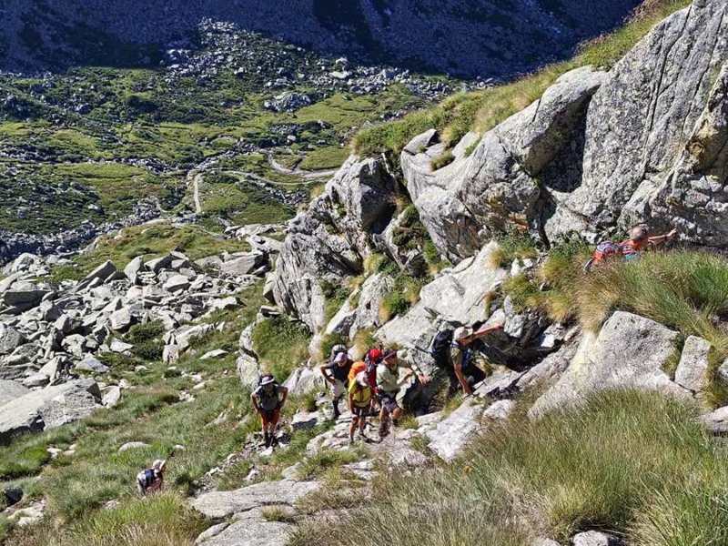 Il gruppo sale sulle rocce, un passo alla volta