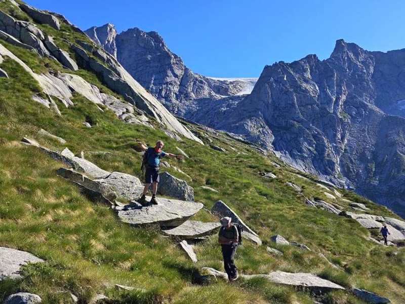 Una posa sulla roccia, con il ghiacciaio sullo sfondo