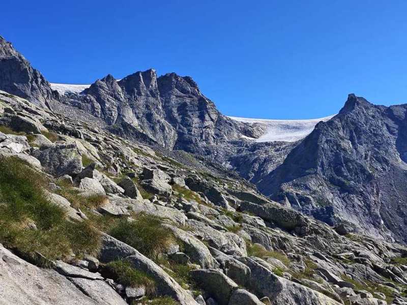Il ghiacciaio sotto un cielo limpido