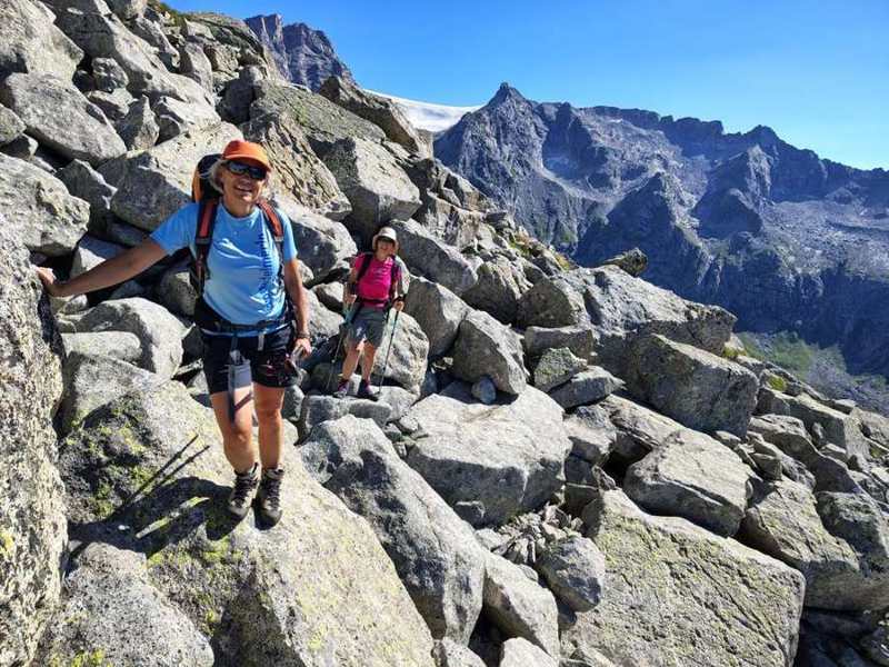 Tra i massi di granito, con il ghiacciaio alle spalle