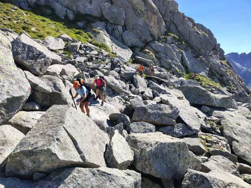 Passaggio sui grandi blocchi di granito