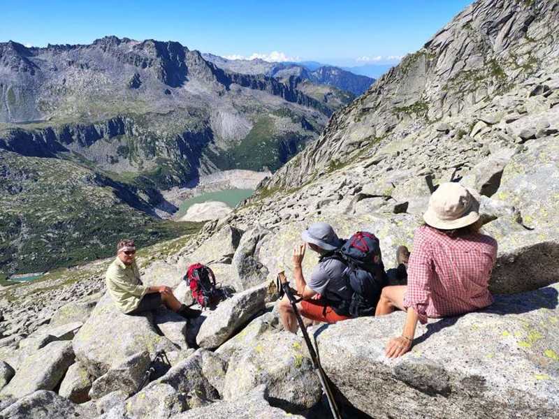 Una sosta con vista sul lago in basso