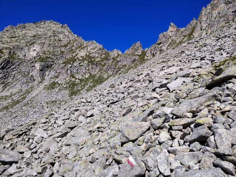 Il canalone di pietre verso il passo