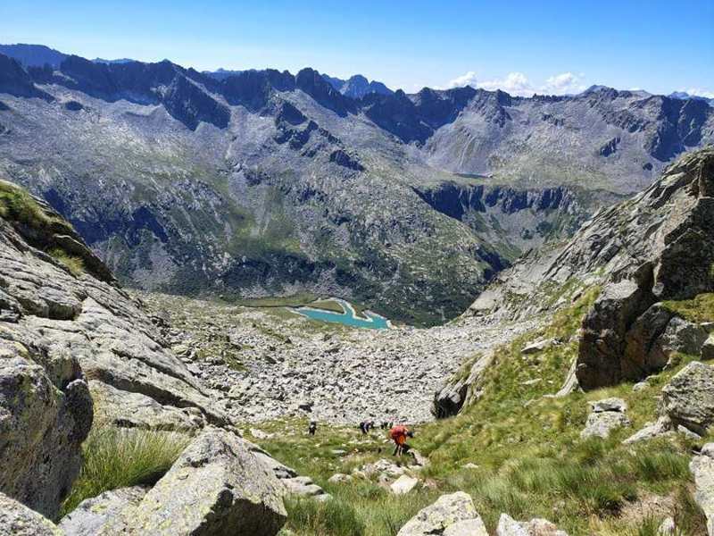 Il lago color turchese e il gruppo in salita