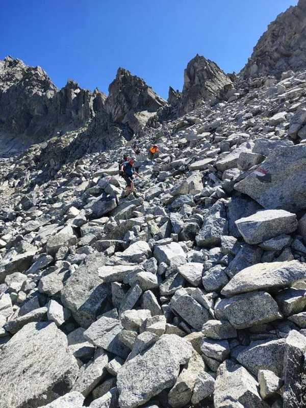 La discesa sul ghiaione, seguendo i segnavia