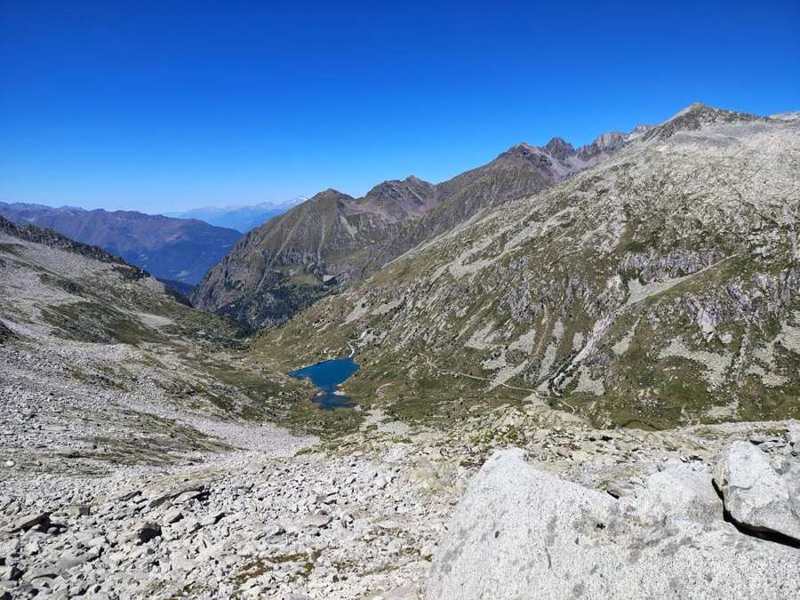 Il lago e il suo rifugio in fondo alla valle