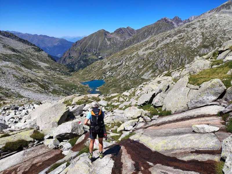 Si scende verso il lago, con i segnavia sulle rocce