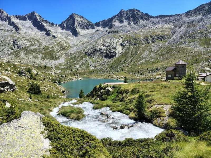 Il torrente che sfocia nel lago, in un angolo tranquillo