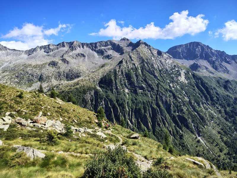 Il sentiero sul fianco della montagna, con il gruppo in lontananza