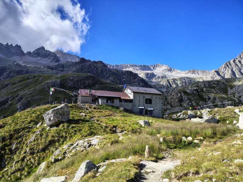 In vista il rifugio, con le bandierine al vento