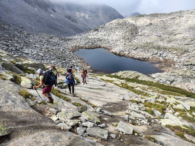 Si sale sulle placche di granito, sopra un laghetto