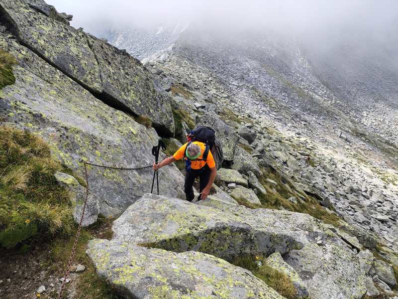 Un passaggio con la catena sulle rocce