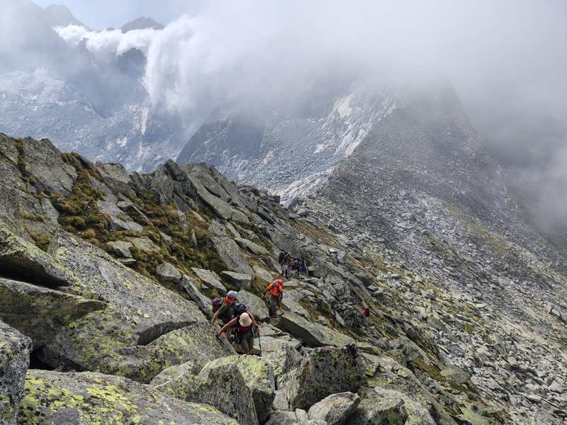 La salita continua tra le rocce e le nuvole