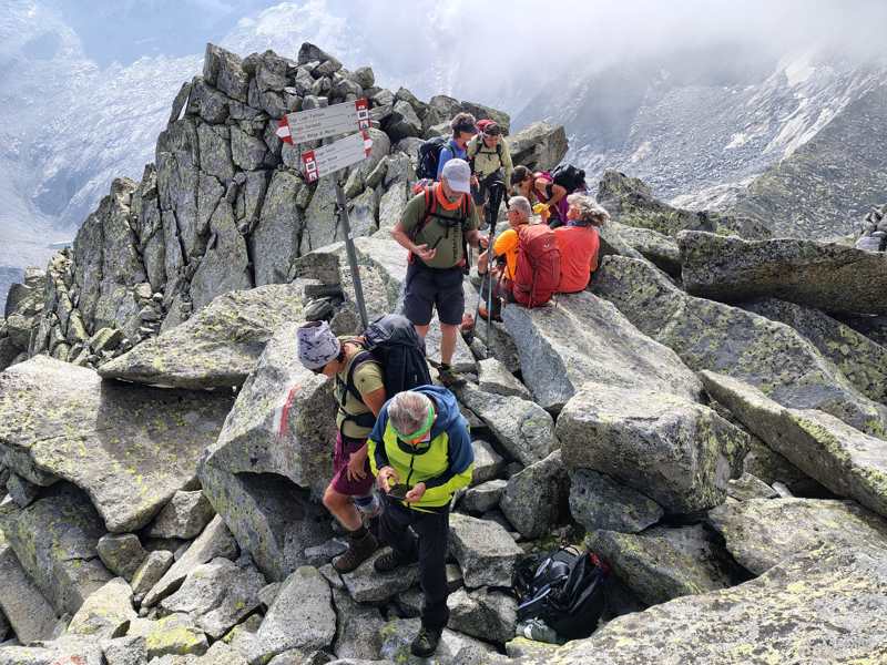 Tutto il gruppo al cartello, sulla cresta