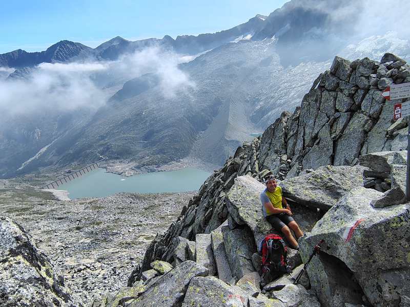 Una pausa con vista sul lago e sulla diga