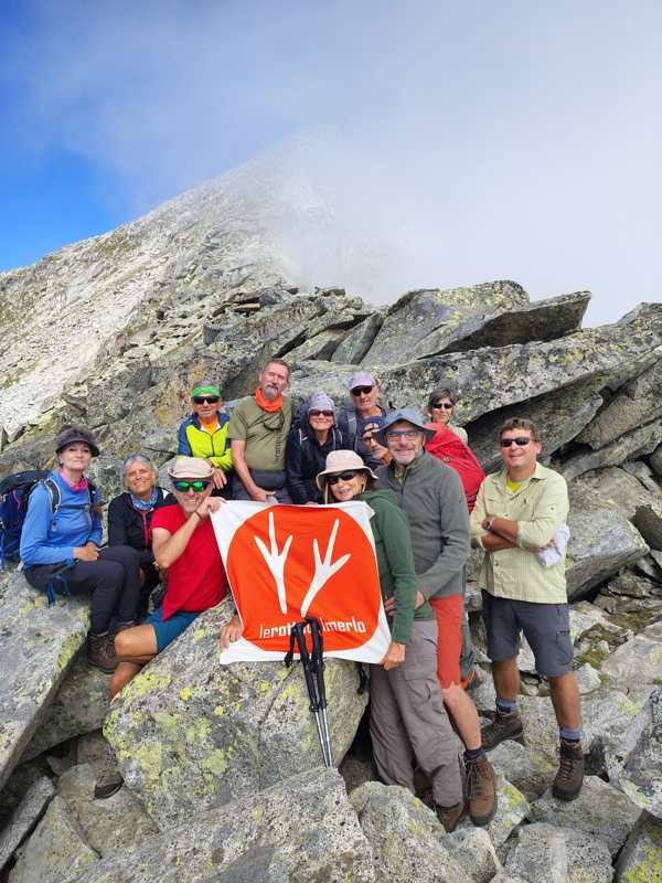 Foto di gruppo con la bandiera de lerottedelmerlo