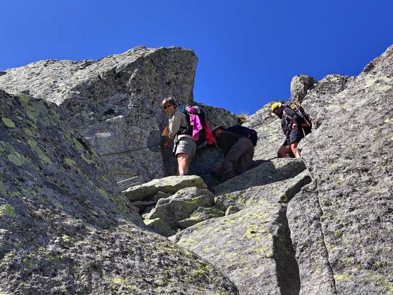 Tra le rocce del passaggio attrezzato