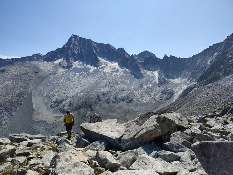 Un ometto di pietre davanti alla grande parete con il ghiacciaio