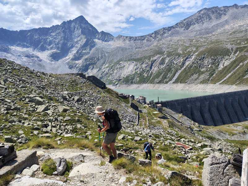 Si risale verso la diga, con il grande lago sullo sfondo