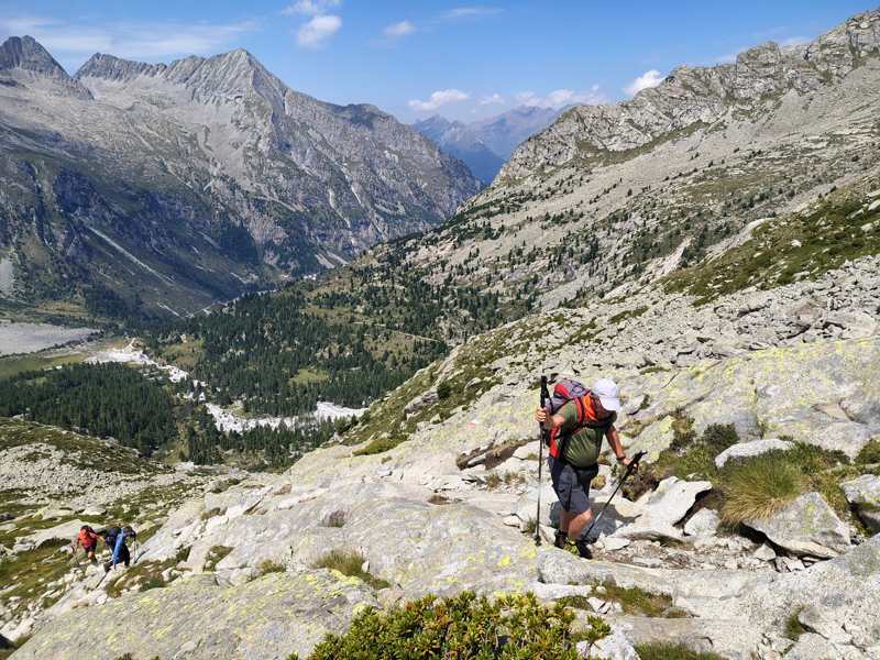 Si sale lasciando alle spalle la valle