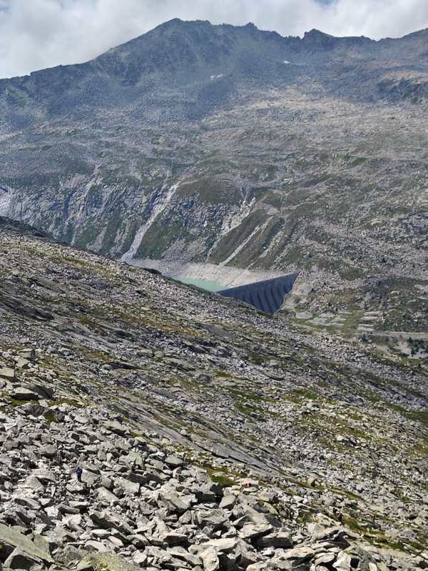 La diga vista dall’alto, con i compagni lontani sul ghiaione