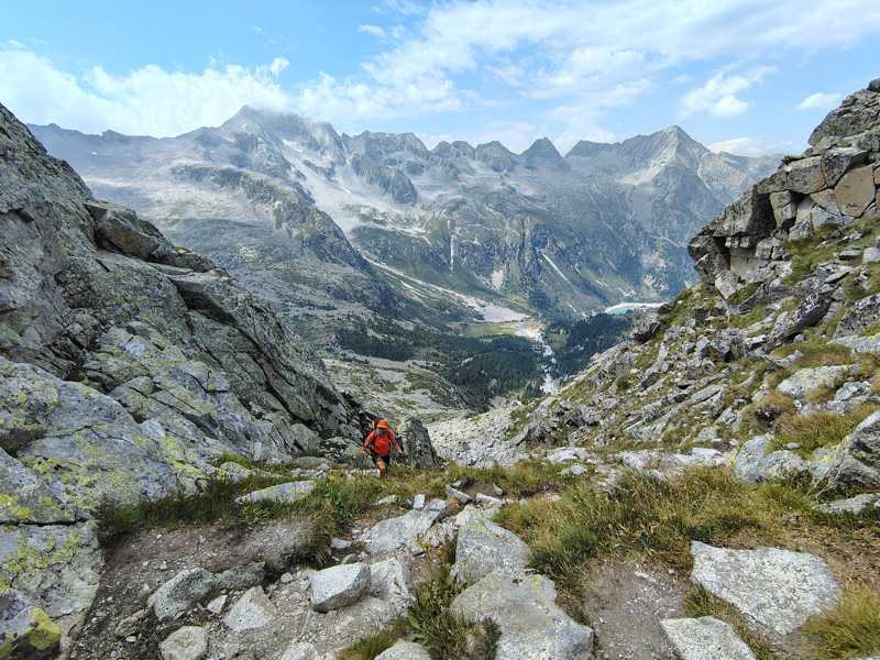 Si sale tra le rocce, con il lago in fondo alla valle