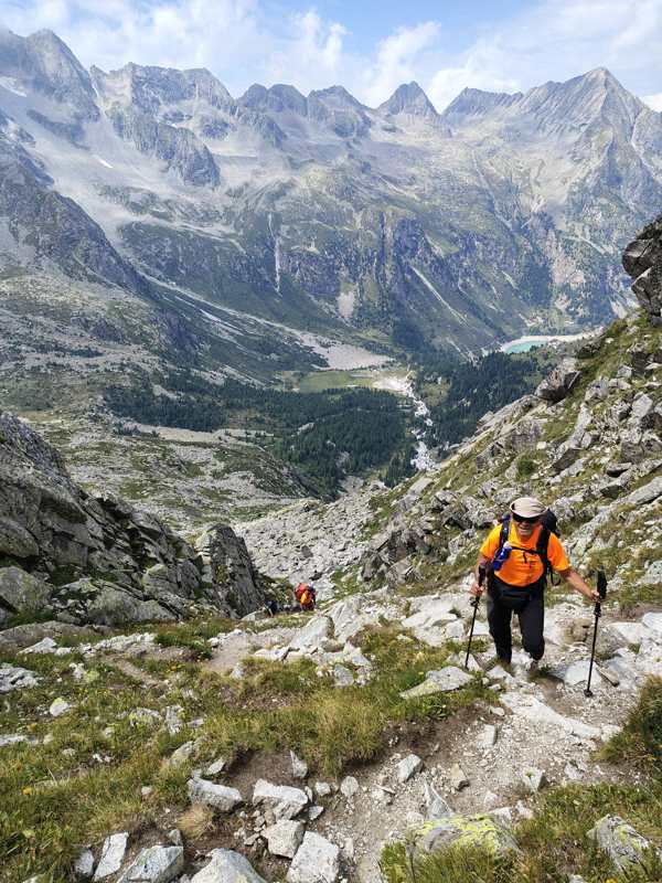 In salita, con le cime e la valle alle spalle
