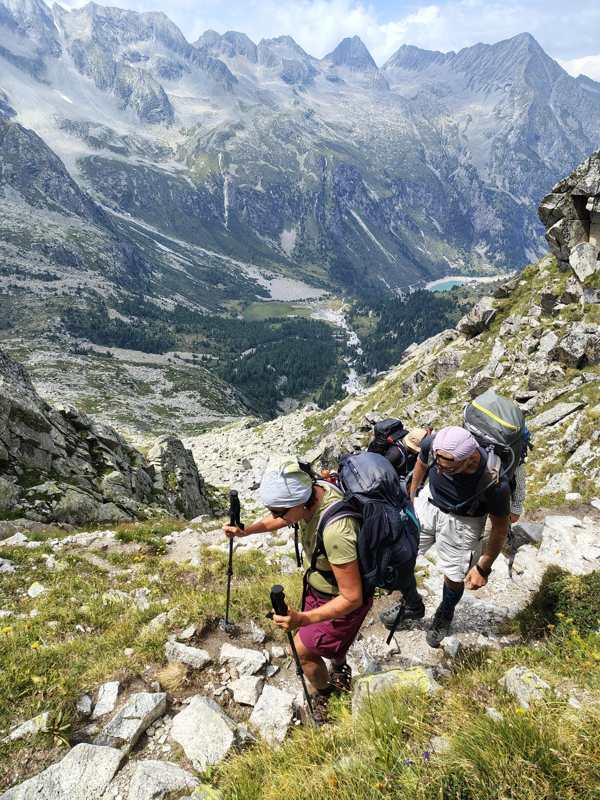 Il gruppo sale in fila, con il lago in basso