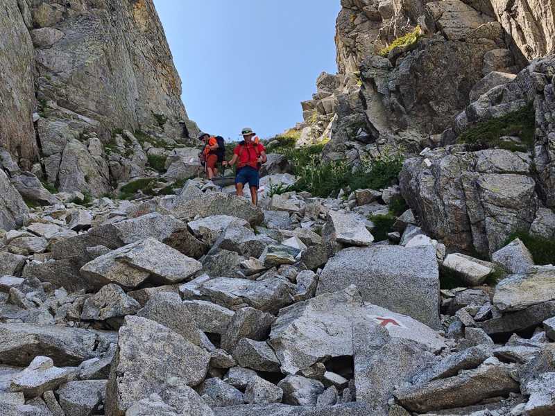 Si scende nel canale tra le pareti, seguendo i segnavia