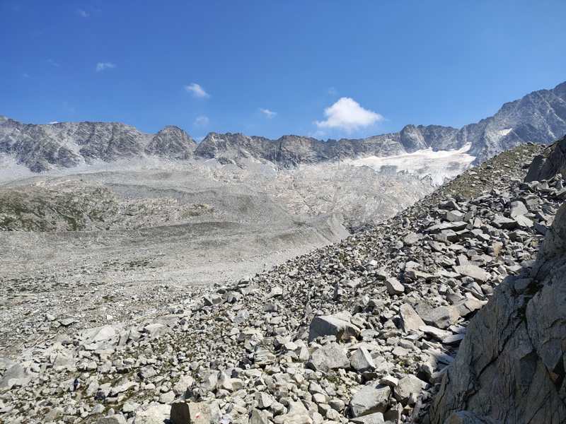Il ghiacciaio sopra la distesa di pietre