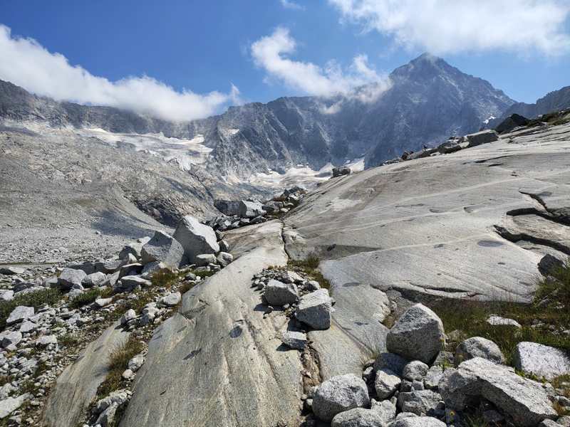 Le grandi placche di granito levigate sotto il ghiacciaio