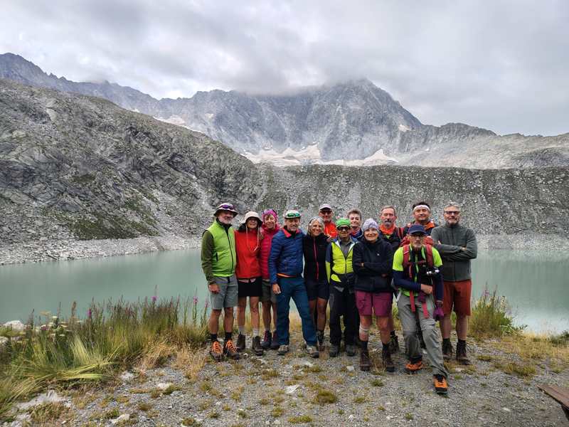 Foto di gruppo davanti al lago e alla parete con il ghiacciaio