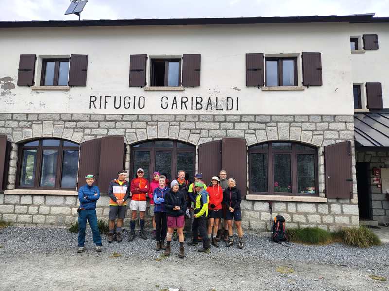 Il gruppo davanti al Rifugio Garibaldi, prima di partire
