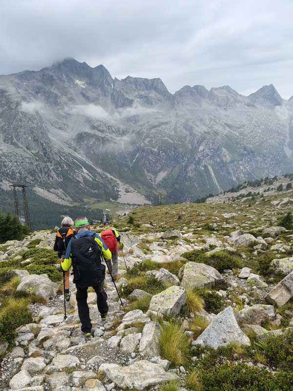In discesa lungo il sentiero, con le cime nelle nuvole